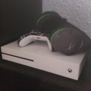 Xbox1s with wireless controller and wireless headset